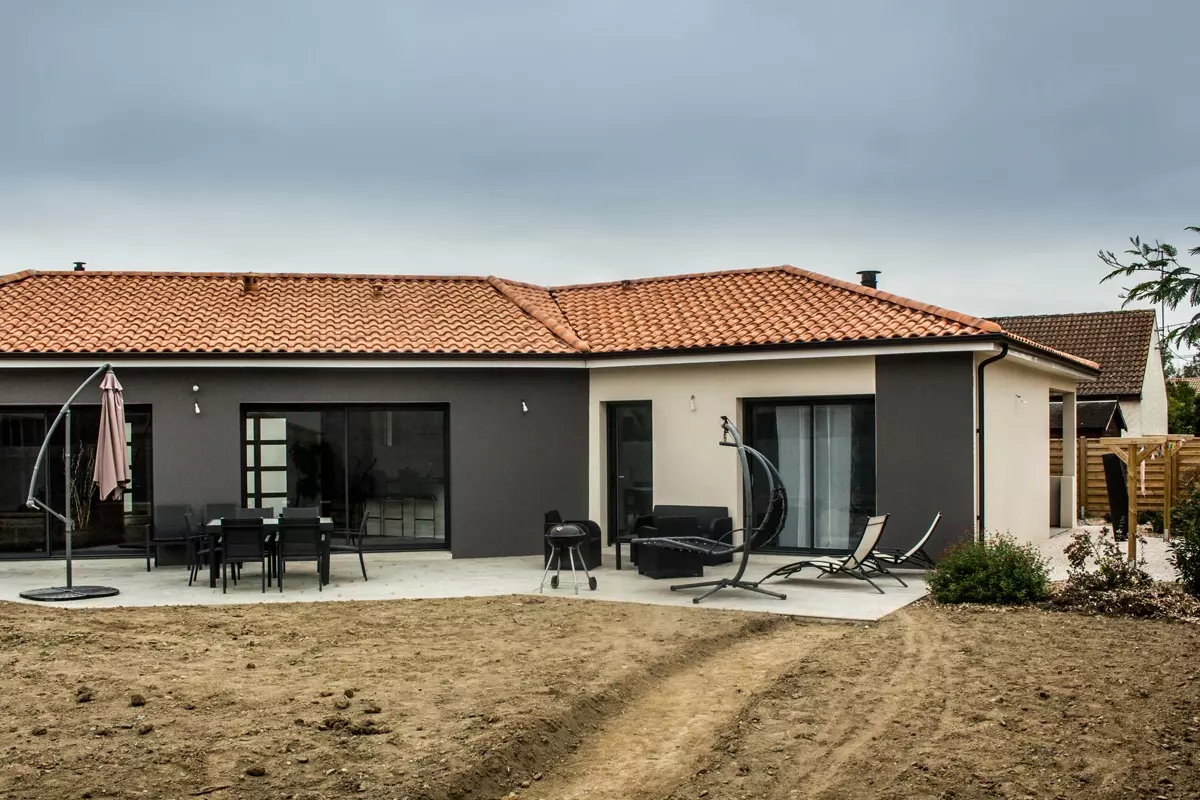 maison plain-pied moderne toiture tuiles 44 8