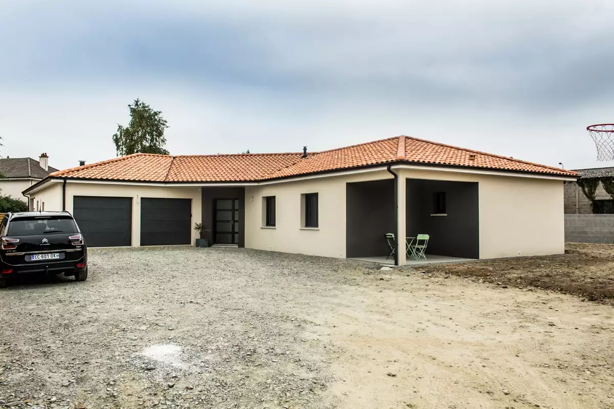maison plain-pied moderne toiture tuiles 44