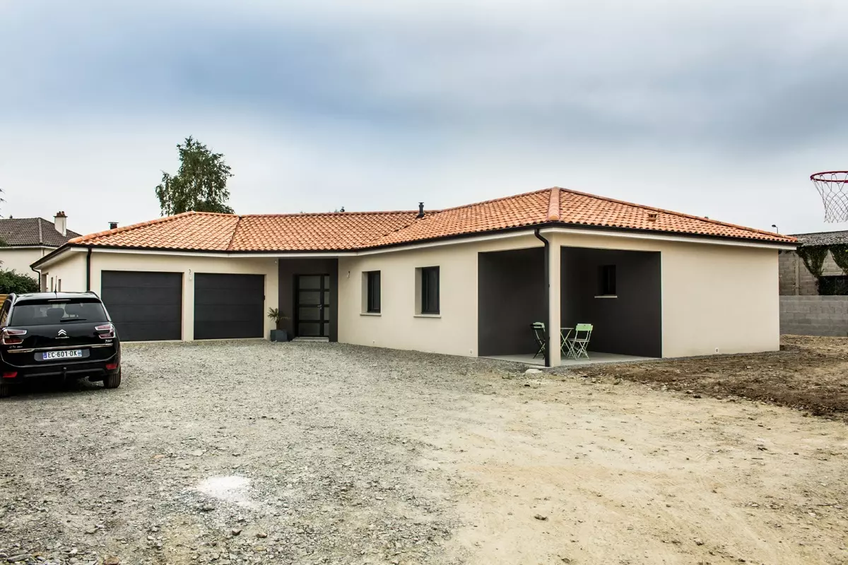 maison plain-pied moderne toiture tuiles 44