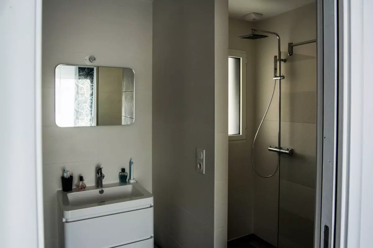 maison plain-pied moderne toiture tuiles 44 4