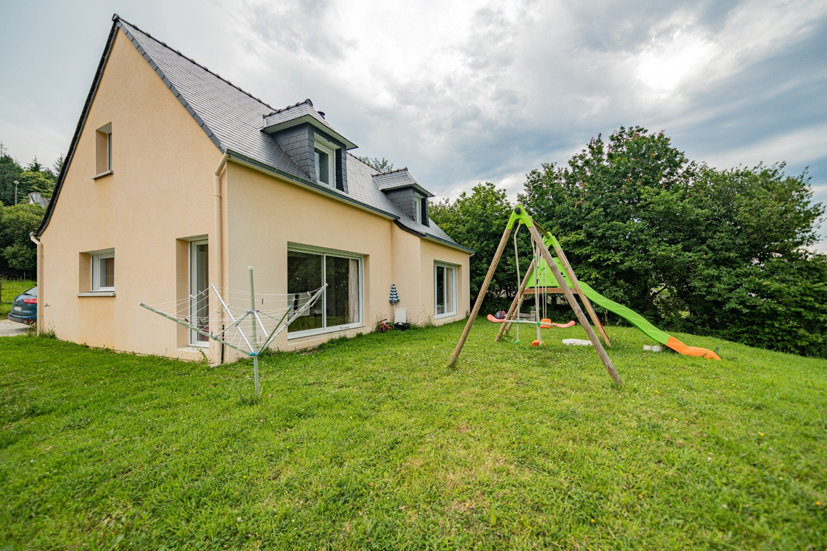 Maison traditionnelle à toit double pente 