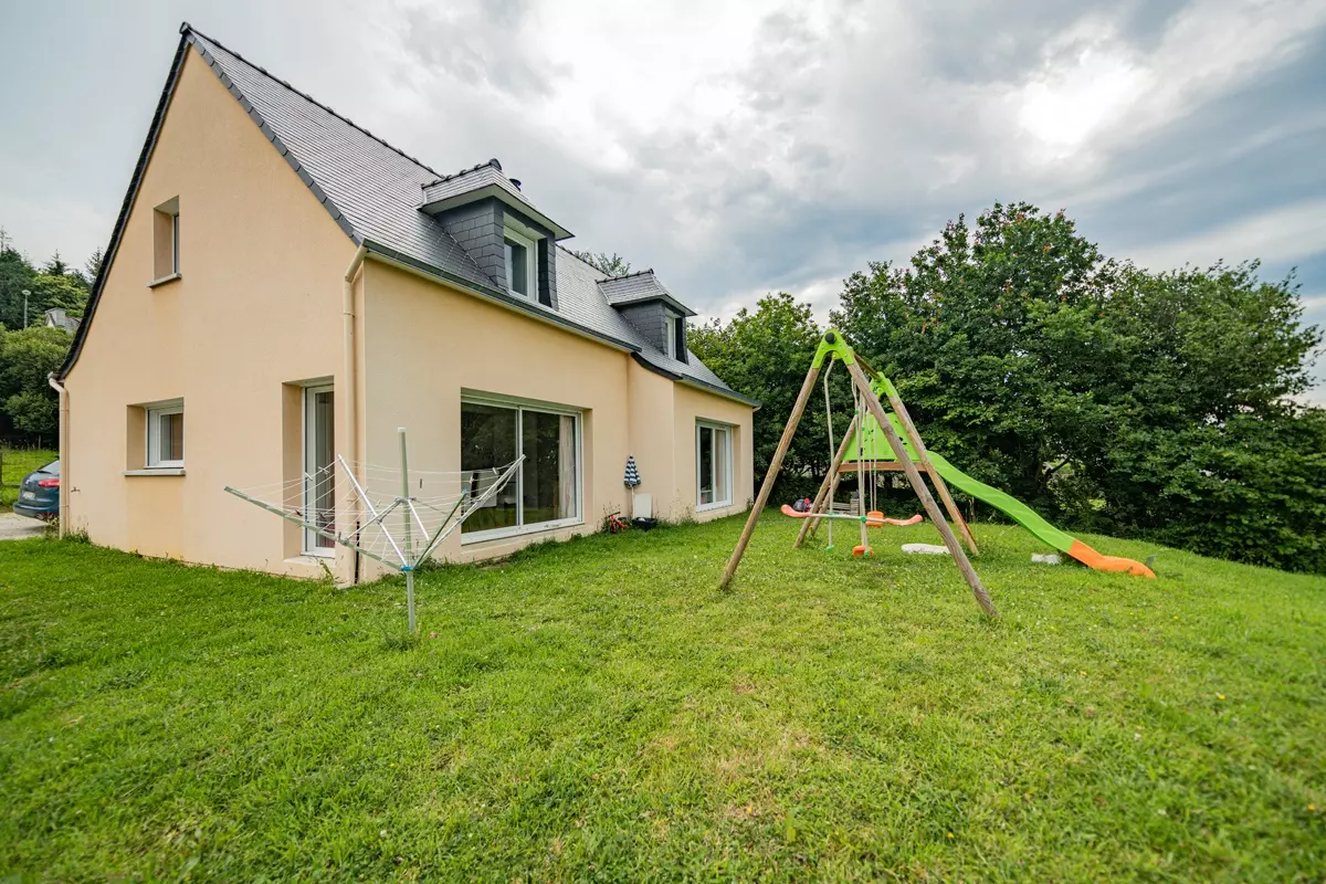 Maison traditionnelle à toit double pente en Bretagne sud