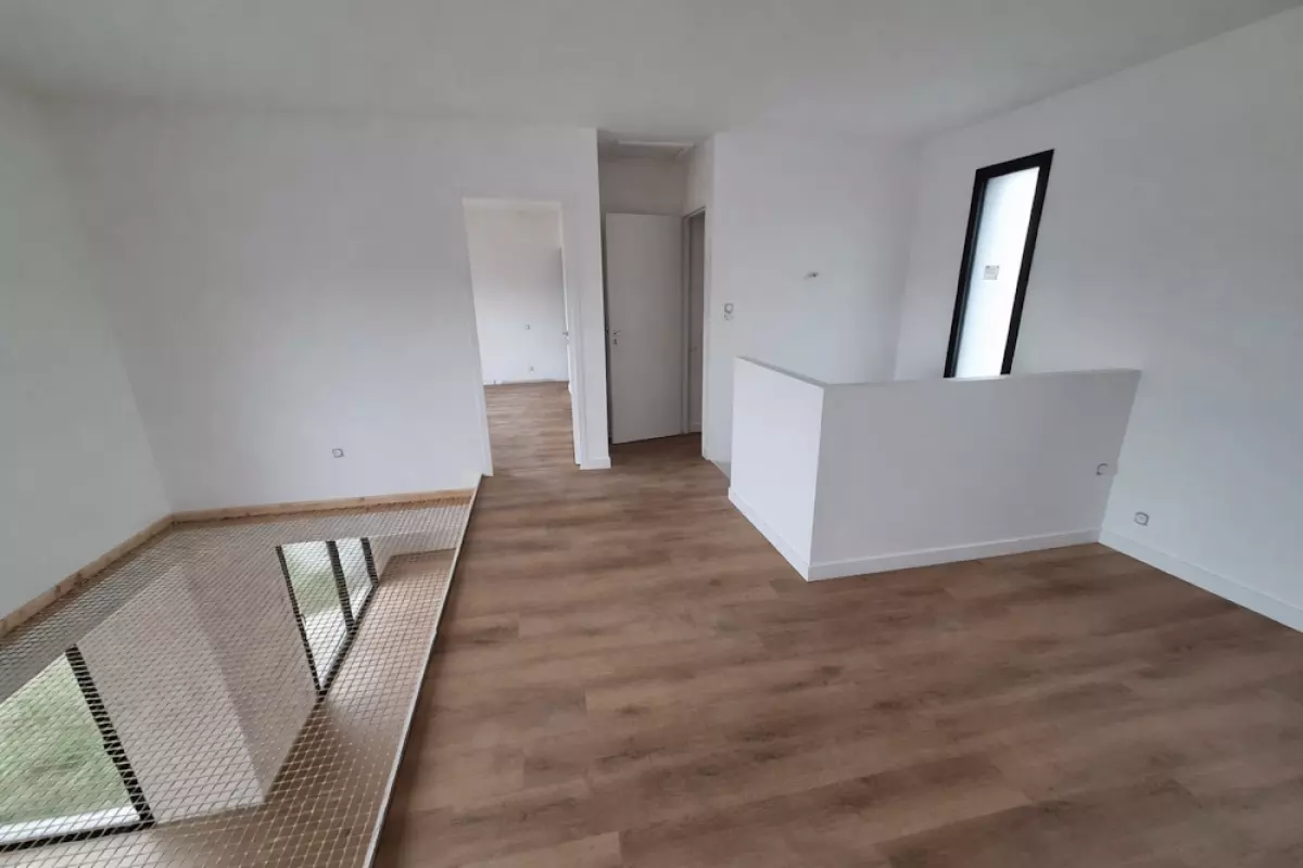 Mezzanine moderne avec lumière naturelle