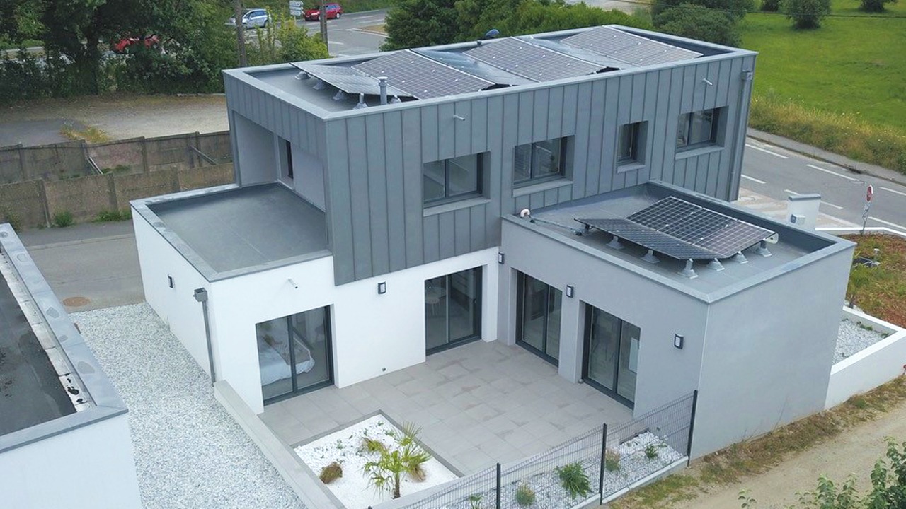 Maison Bâti Activ à Auray - vue exterieure - panneaux photovoltaique