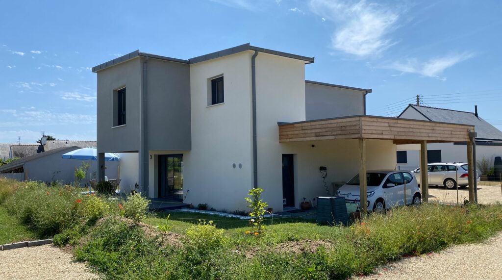 maison en porte-à-faux avec carport